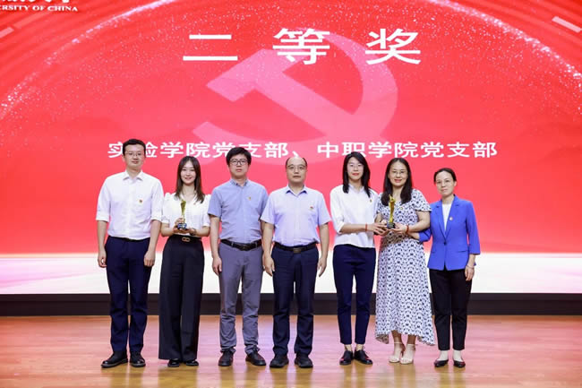 学校党委副书记徐明军为二等奖获得者颁奖